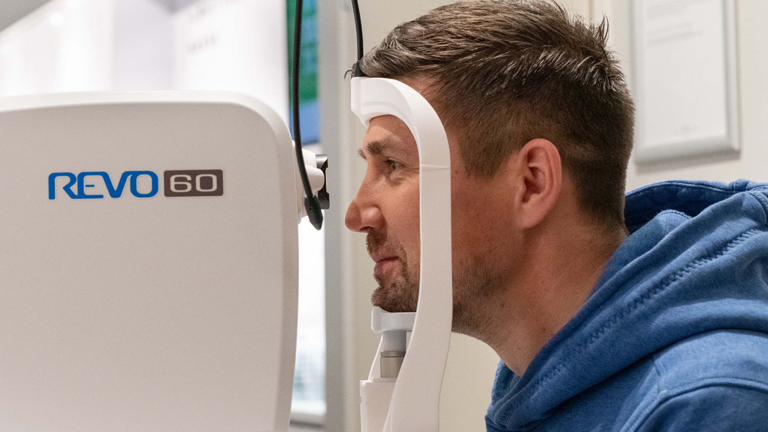 OCT-kuvauksessa oleva mies.